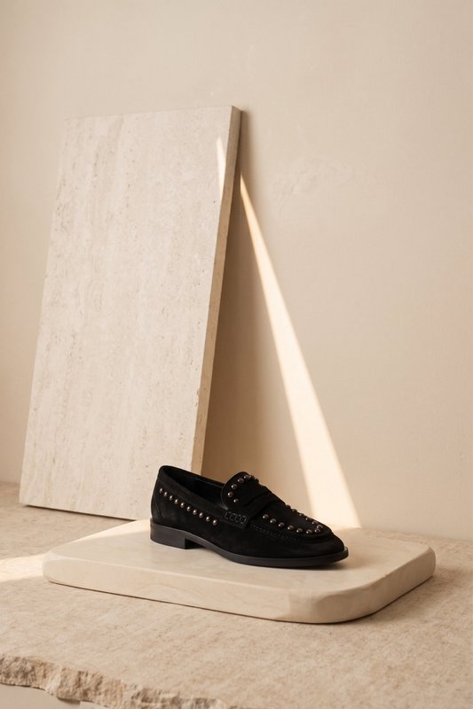 EMILIA STUDS ZWART – Suède loafers met studs