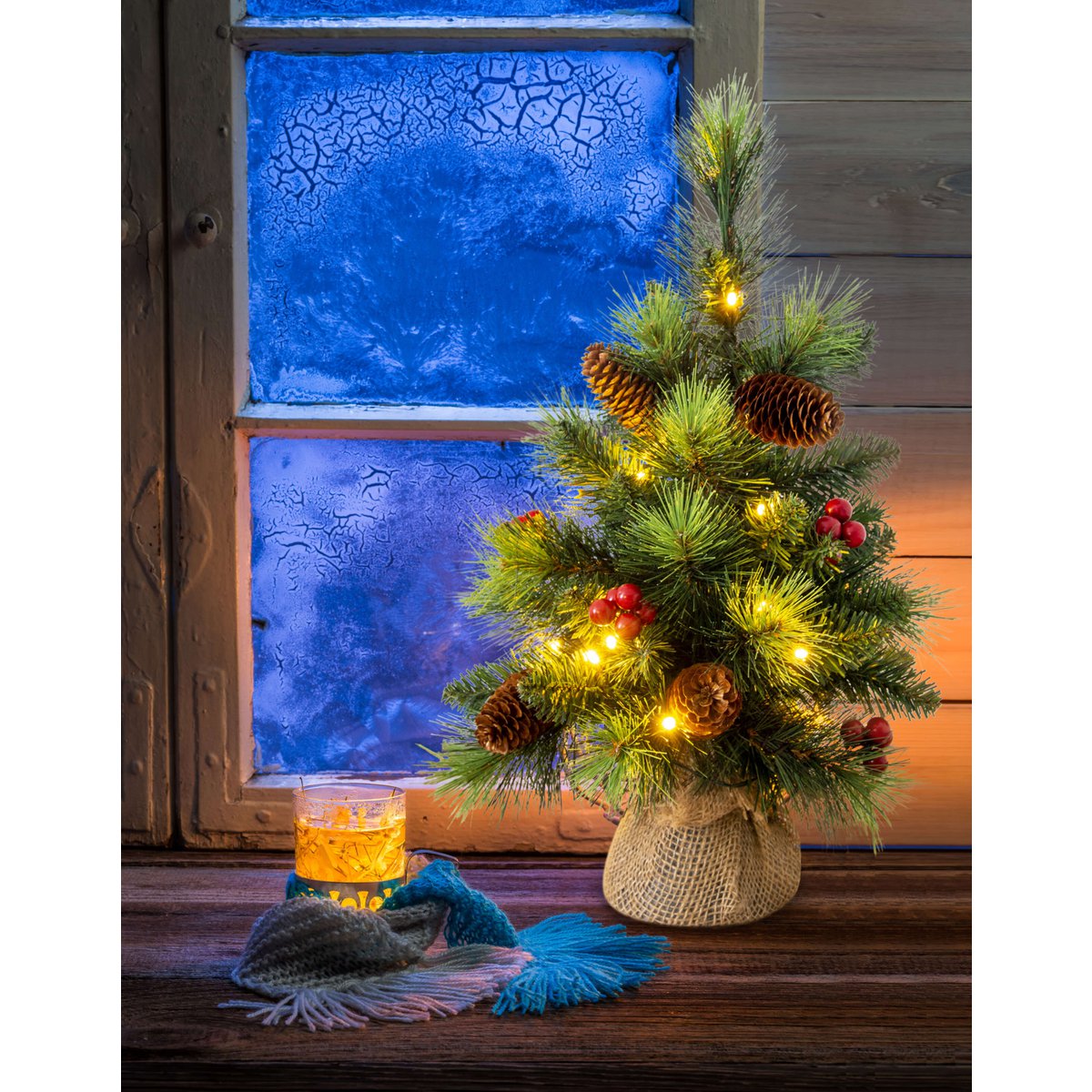 Arbre de Noël LED avec des baies et des pommes de pin - H: 45 cm
