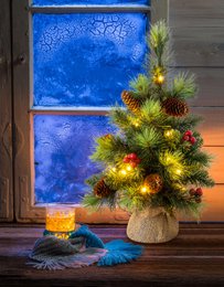 Arbre de Noël LED avec des baies et des pommes de pin - H: 45 cm