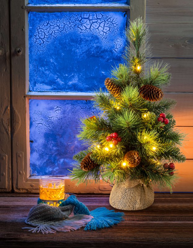 Arbre de Noël LED avec des baies et des pommes de pin - H: 45 cm