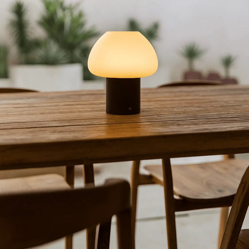Drewniana lampa Fynn w kolorze ciemnobrązowym