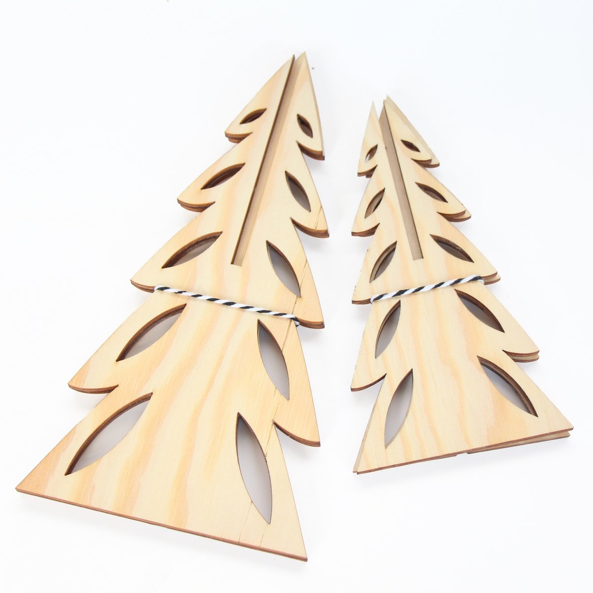 Weihnachtsbäume aus Holz - Drei