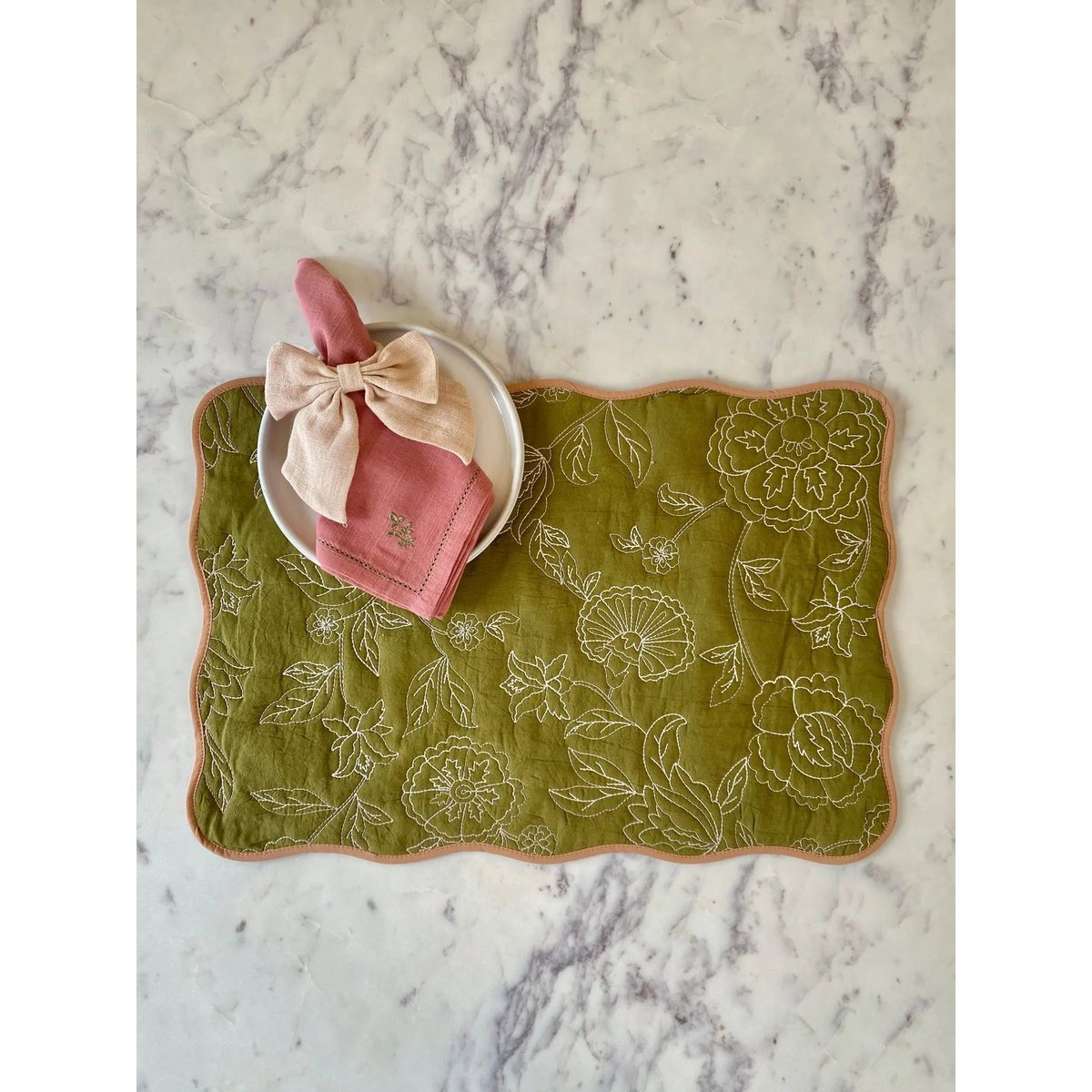 Tafelmat | Rosabelle Chintz Olive Scallop Matten-set van 2 van Sanctuary Living