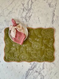 Tafelmat | Rosabelle Chintz Olive Scallop Matten-set van 2 van Sanctuary Living