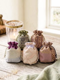 Fig fragrance powder in handmade silk sachet (6 assorted pieces).