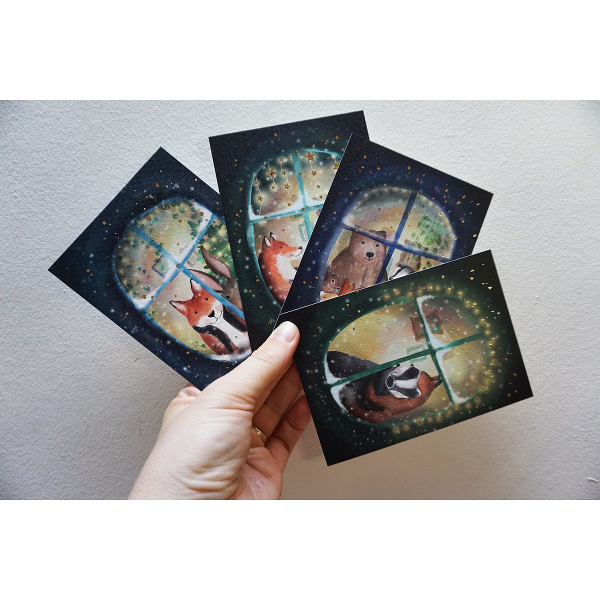 Juega el juego de cartas de Navidad junto a la ventana
