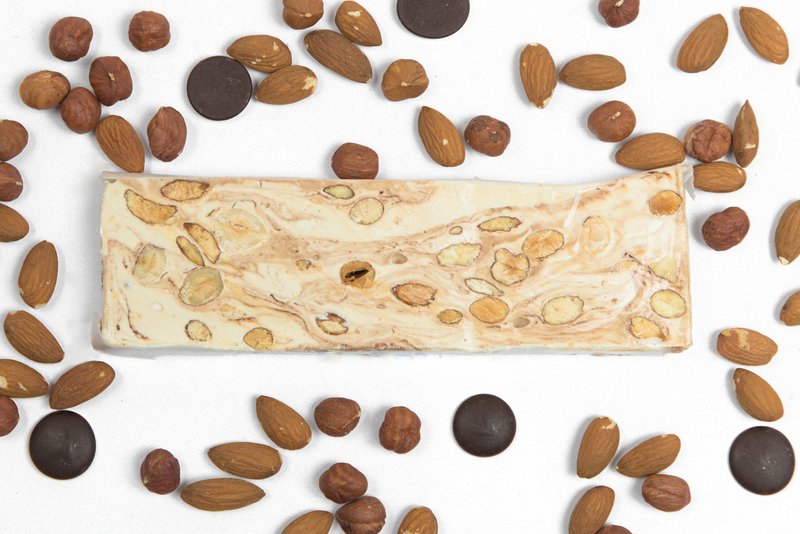 Torrone al miele, mandorle, cioccolato e nocciole (tavoletta da 100g)