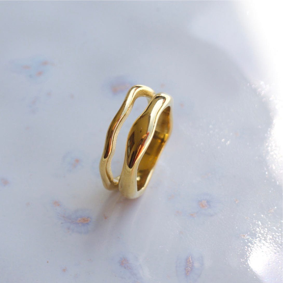 Shantina – Doppellagiger Wellen-Gold-Stapelring