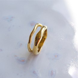 Shantina – Doppellagiger Wellen-Gold-Stapelring