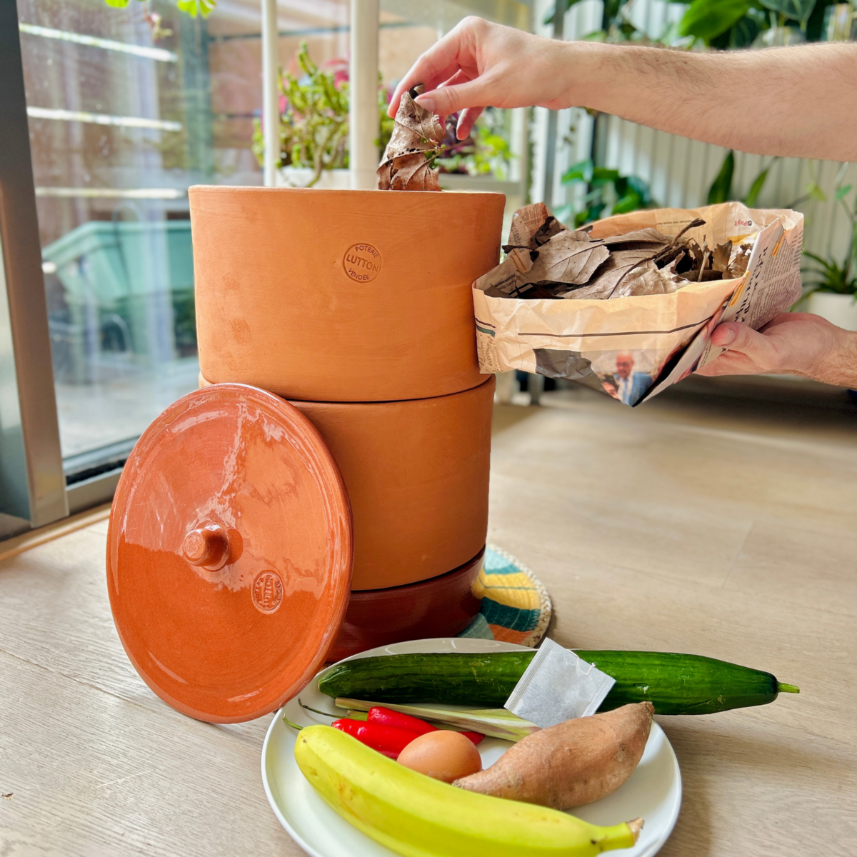 The kitchen worm composter
