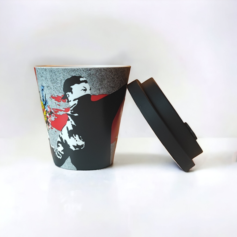 Kubek podróżny Banksy w RPET 230 ml - Miotacz kwiatów
