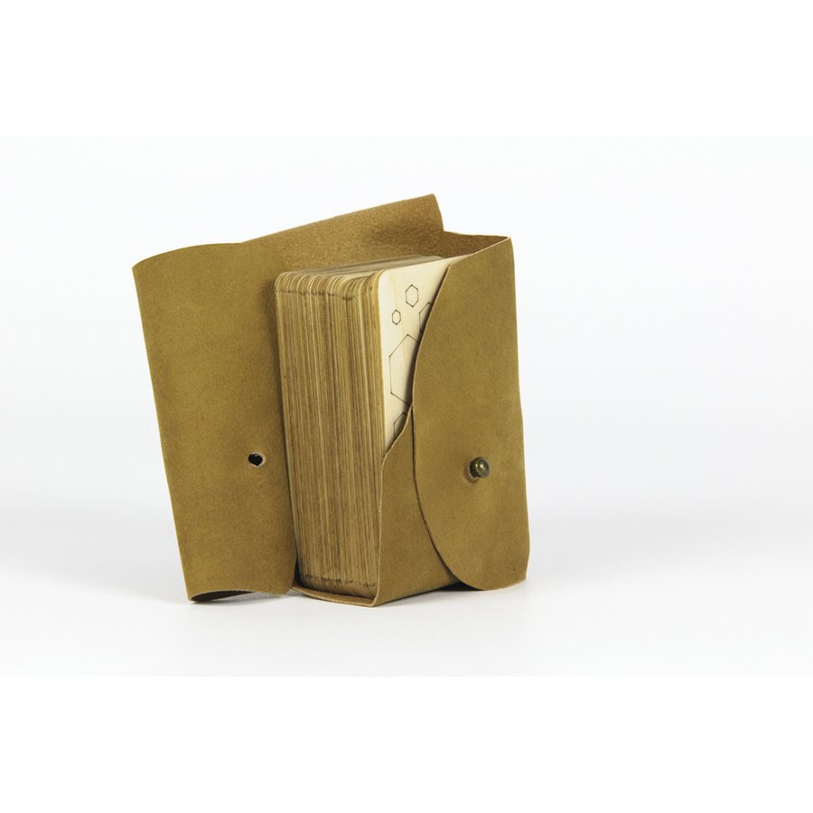 JEU DE CARTES en bois de bouleau  dans son étui en cuir.