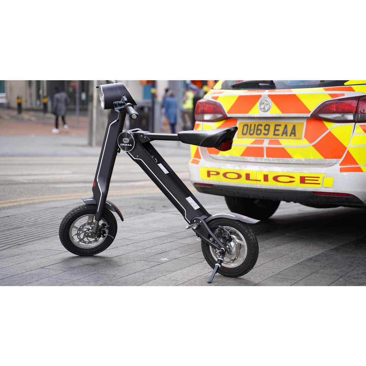 De officiële exclusieve Cruzaa E-Scooter Carbon Black