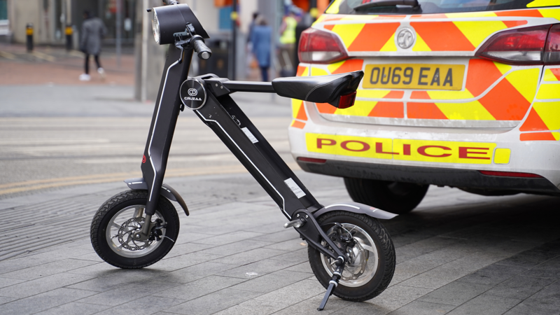 Der offizielle exklusive Cruzaa E-Scooter Carbon Black