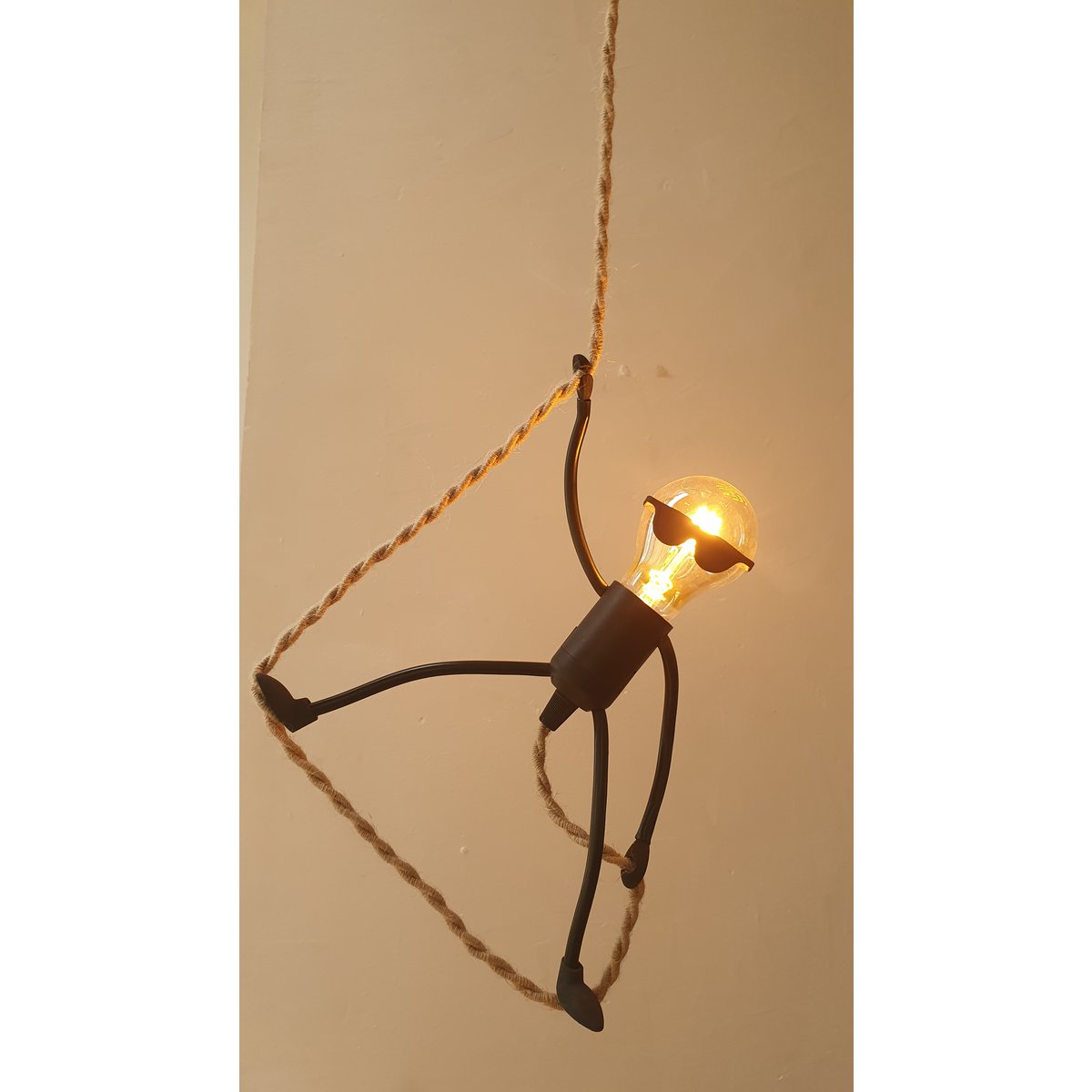 M. Bright One sur une corde ; * Lampe suspendue * Dutch Design * Le cordon de 75 cm ressemble à une vraie corde * Facilement réglable en hauteur