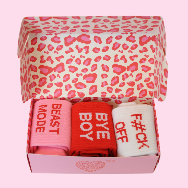3-pakke %23StatementSocks BAD GIRLS CLUB "Message on Socks" Sokker i hvid, pink og rød gavesæt