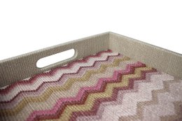 Rechthoekig dienblad met roze zigzagpatroon en handvatten