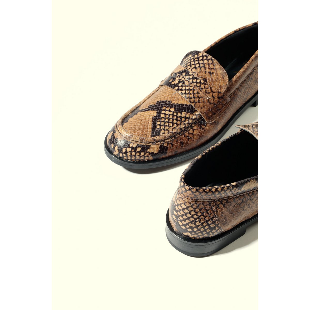 EMILIA SNAKE TAUPE – Flache Loafer aus weichem Leder