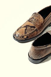 EMILIA SNAKE TAUPE – Flache Loafer aus weichem Leder