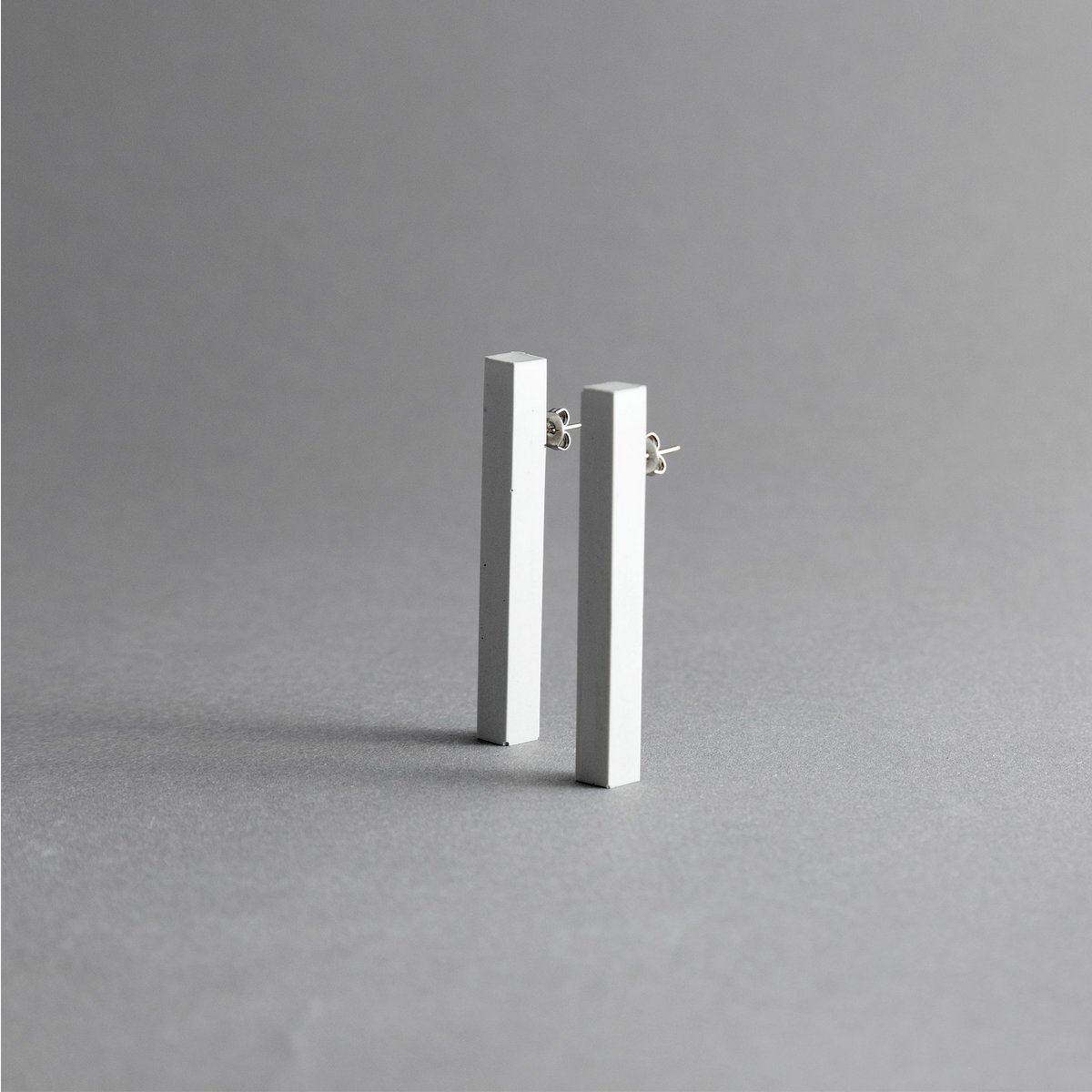 SÄULEN-OHRRINGE – GRAU – Minimaler Schmuck, handgefertigt aus Jesmonit
