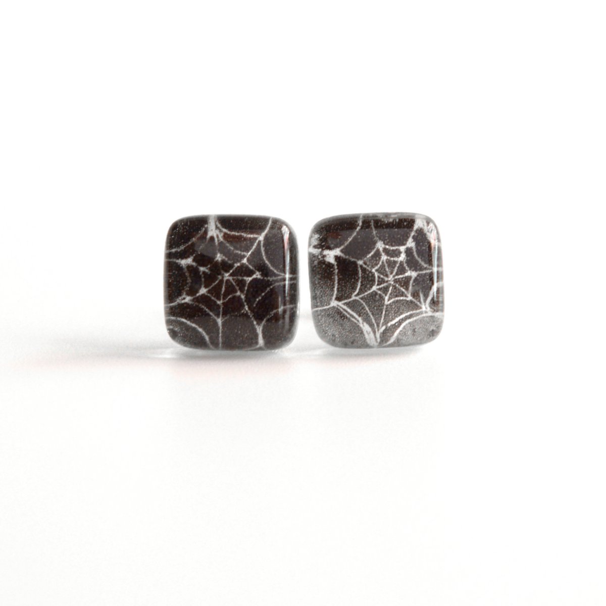 Unieke oorbellen met spinnenwebknopen, zwarte kleur, gerecycled glas en sterling zilver