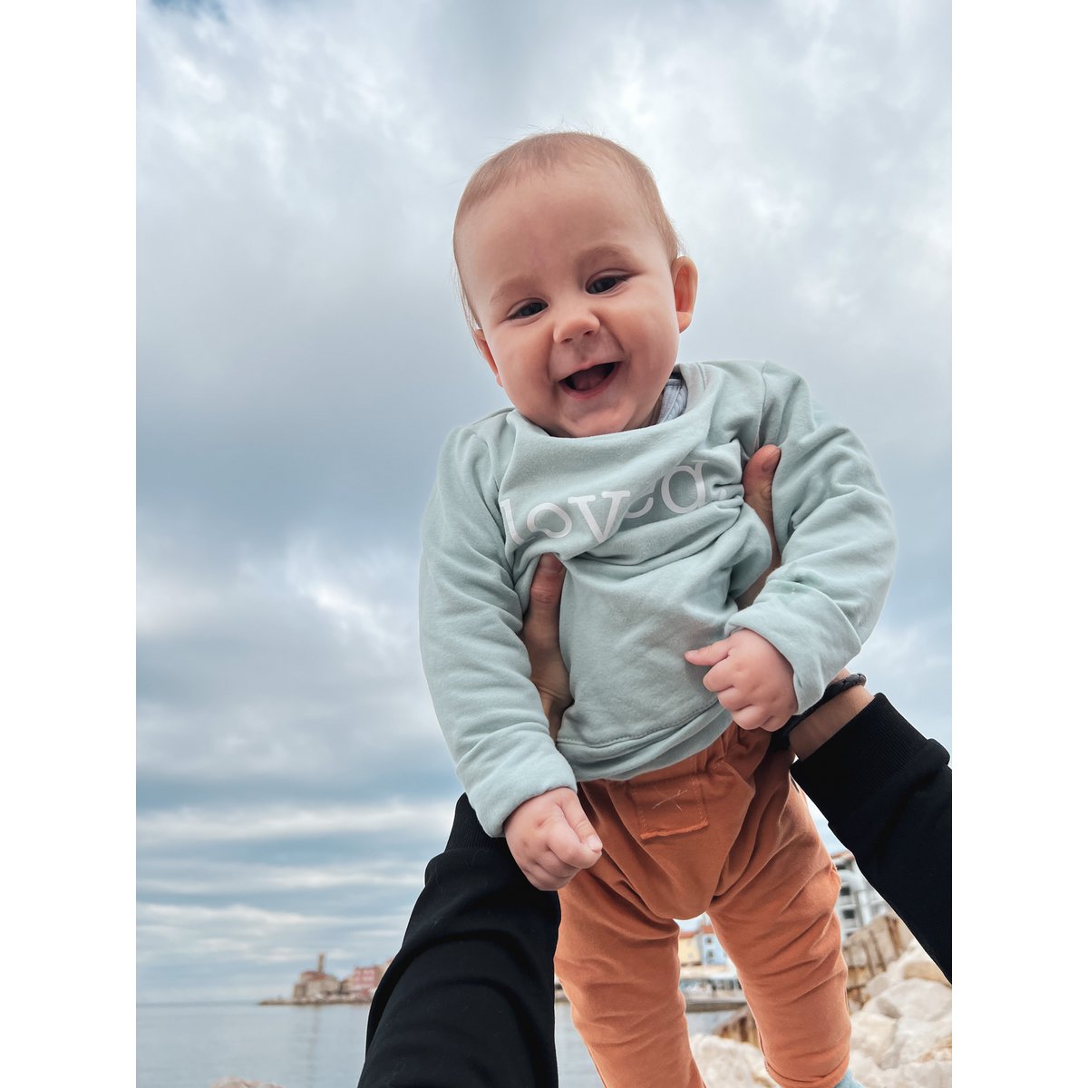 Hellblauer Bio-Baby-Oversize-Pullover mit Aufdruck