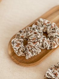 Bred scrunchie / ditsy blomster