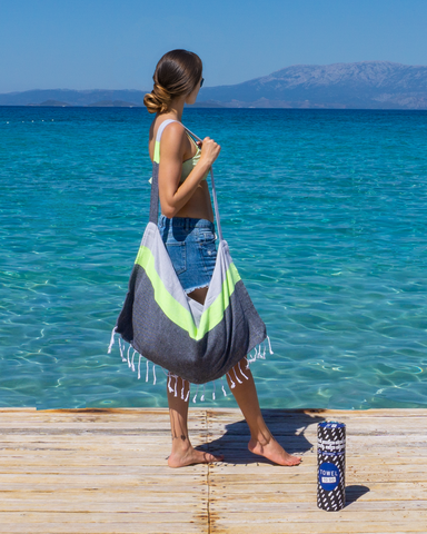 TOWEL TO GO NEON 2-in-1-Strandtuch und Tasche aus recycelter Baumwolle 180 x 100 cm | Schnell trocknend | Grau / Schwarz | mit Geschenkbox