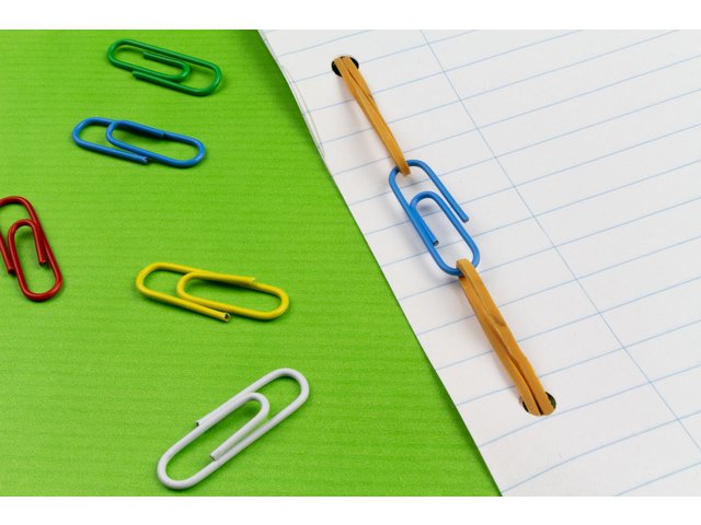 Clips Kangaro 25 mm en caja de 200 unidades aproximadamente, colores surtidos
