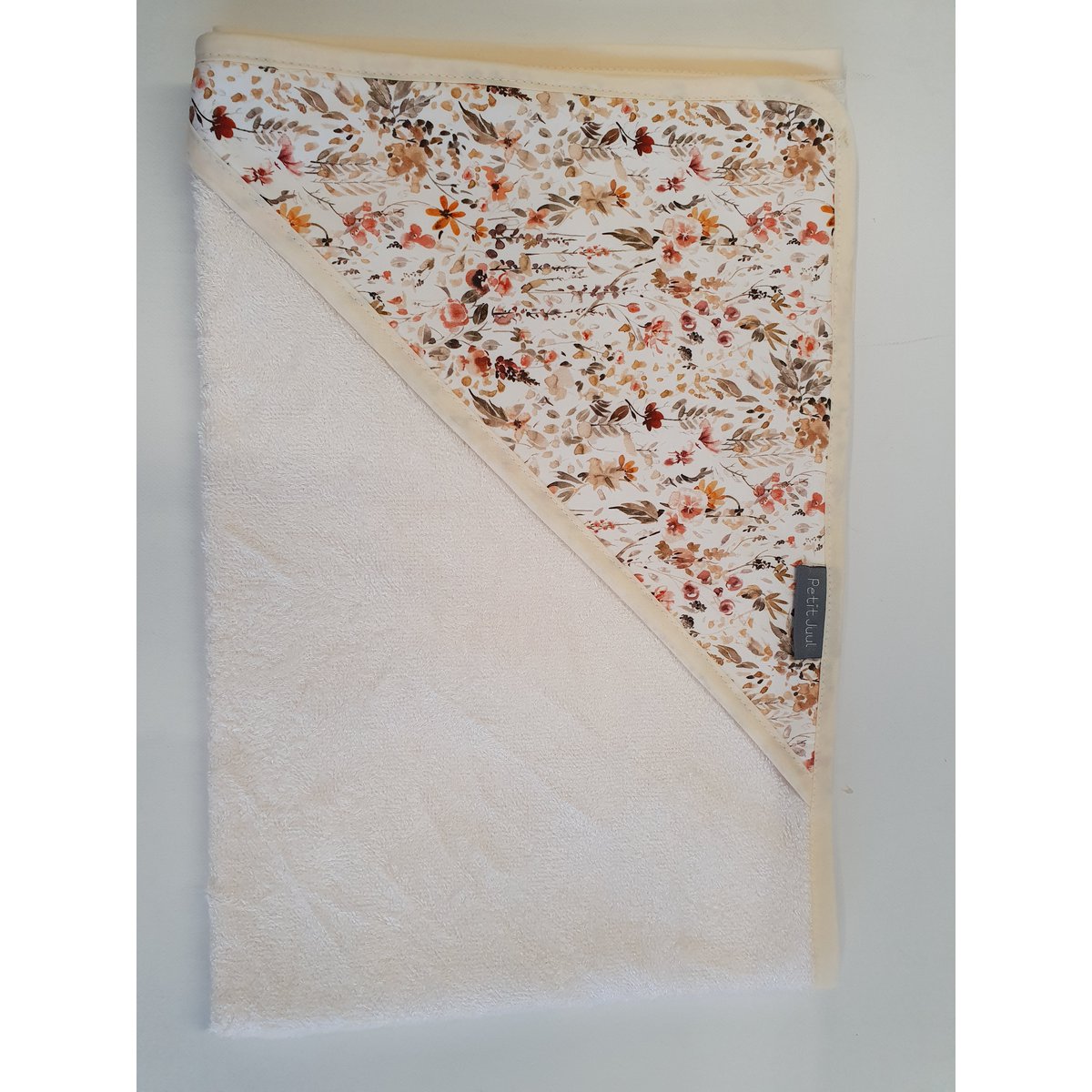 badcape off white flower