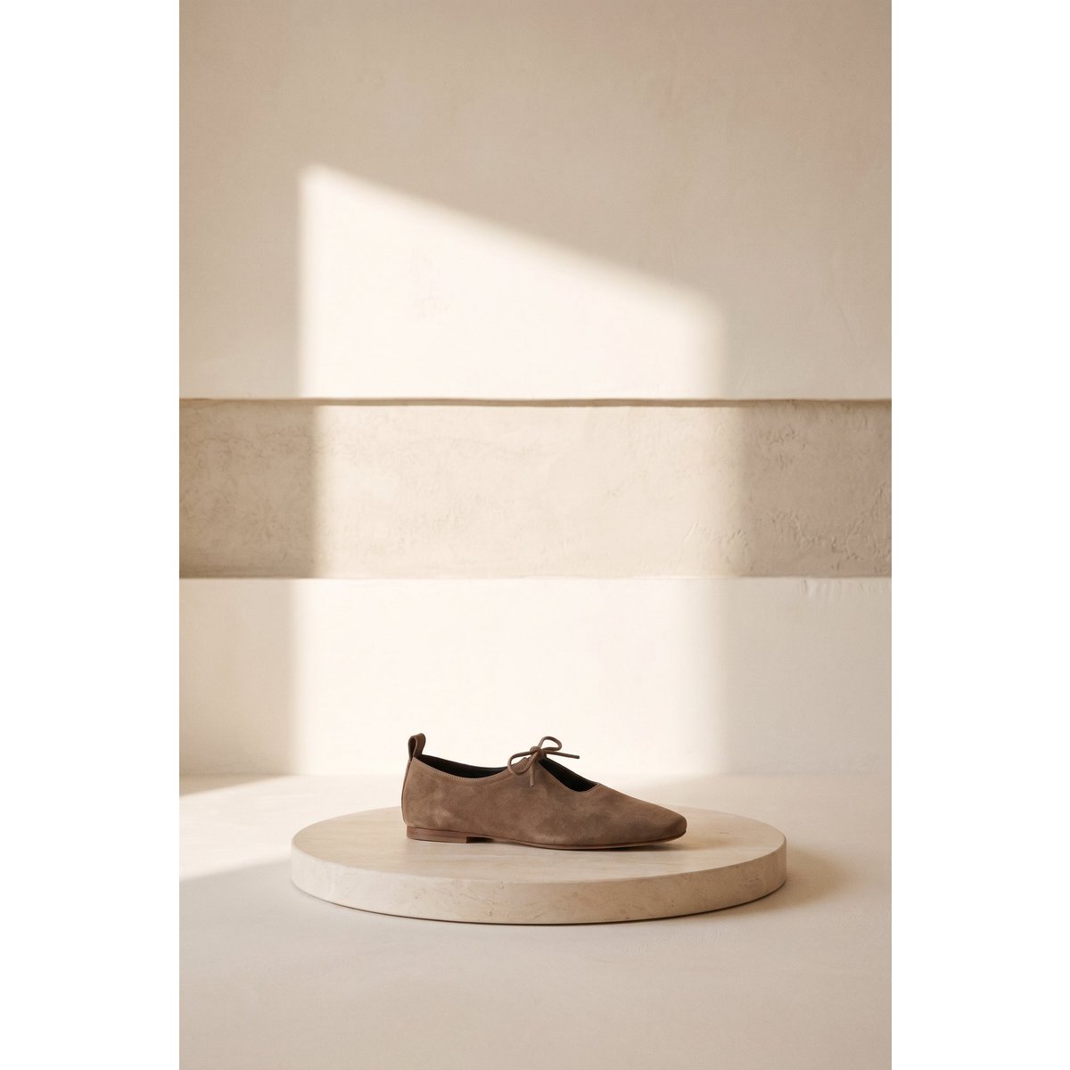 KATY LIGHT TAUPE – Flache Schuhe aus weichem Leder mit Schnürung vorne