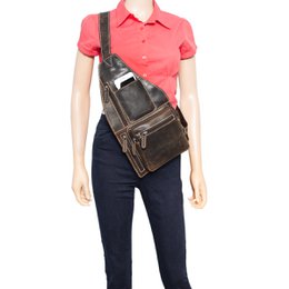 Crossbody taske i 3 farver bøffellæder med justerbar skulderrem og 5 lynlåsrum