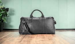 RB1029A | Ægte læder rejsetaske Lavet i Italien med justerbar og aftagelig skulderrem. Lynlåslukning og tilbehør i skinnende nikkelmetal - Sort farve - Mål: 57 x 26 x 24 cm