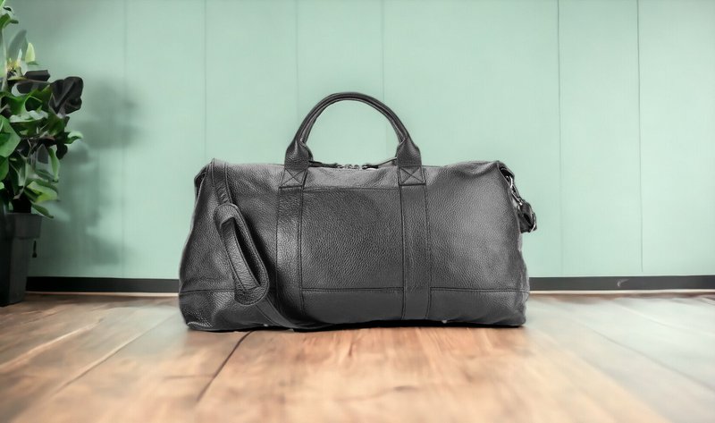 RB1029A | Ægte læder rejsetaske Lavet i Italien med justerbar og aftagelig skulderrem. Lynlåslukning og tilbehør i skinnende nikkelmetal - Sort farve - Mål: 57 x 26 x 24 cm