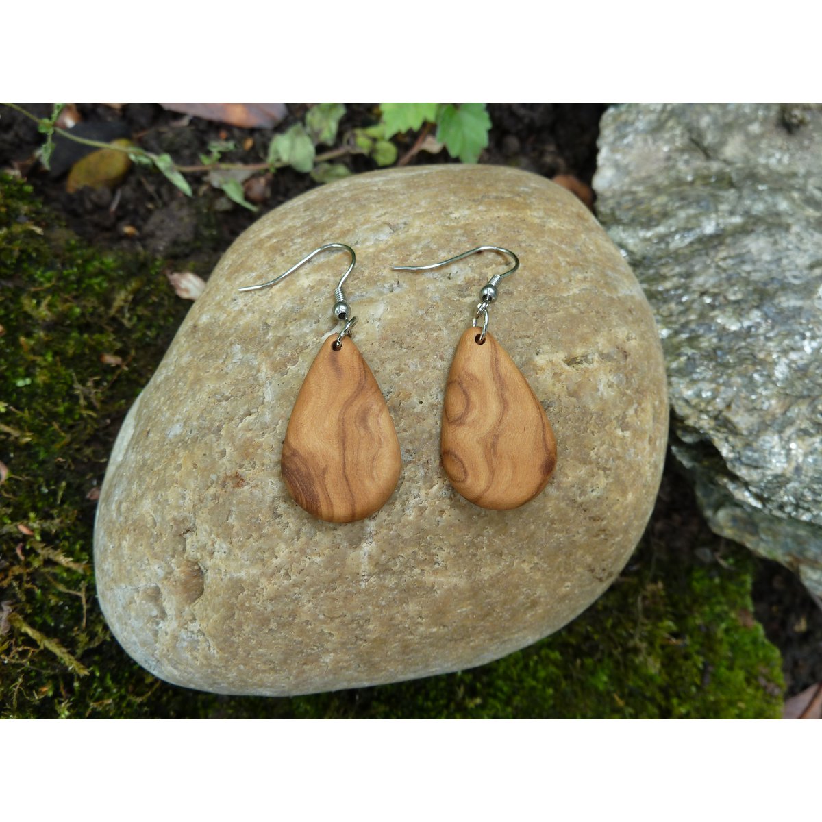 Boucles d'oreilles pendantes en forme de goutte en bois d'olivier remarquablement maîtrisé, très léger, surface huilée mate