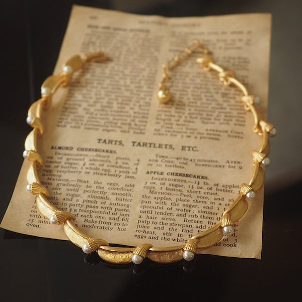 Collar de cinta de perlas de inspiración vintage