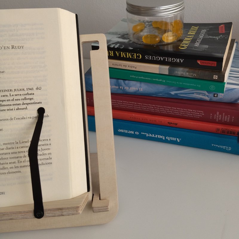 Adjustable support for books and tablets - The reader