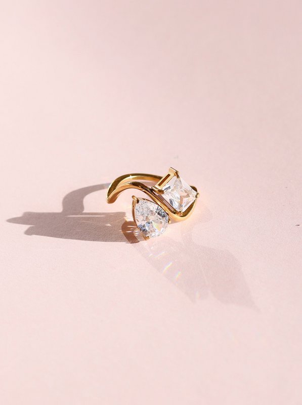 Pierina - Pæreformet forlovelsesring guld