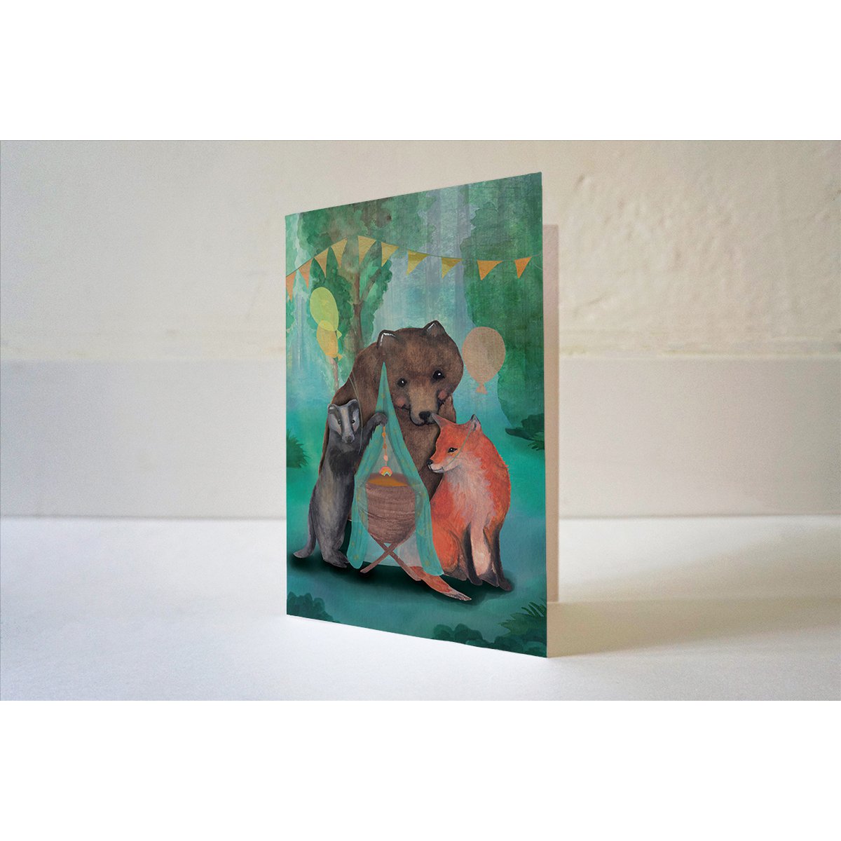 Tarjeta de felicitación animales en la cuna.