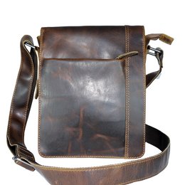 Arrigo skuldertaske eller crossbody taske lavet af brunt vokset læder med en stor flap med magnetisk lukning