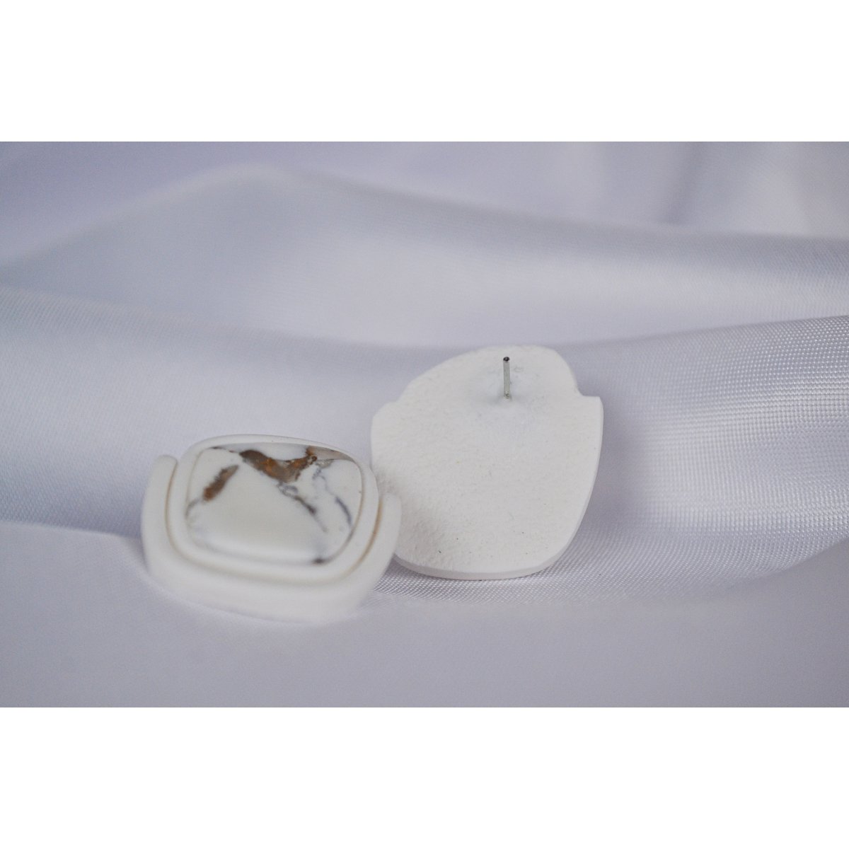 Pendientes Asta en blanco y metalizado