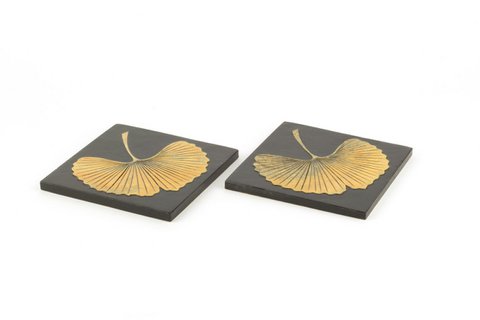 Set mit 2 quadratischen Gingko-Flaschenuntersetzern aus Stein