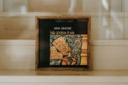 Frame di quercia artigianale per display di album in vinile, arredamento musicale elegante e regalo ideale per gli appassionati