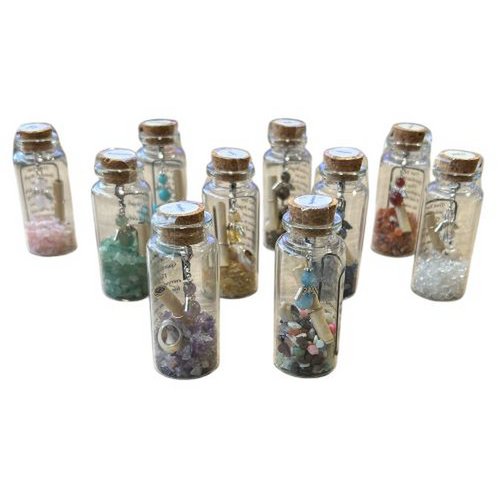 Engel in einer Glasflasche mit Naturstein, Muschel und einem Pergament mit Botschaft