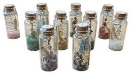 Engel in einer Glasflasche mit Naturstein, Muschel und einem Pergament mit Botschaft