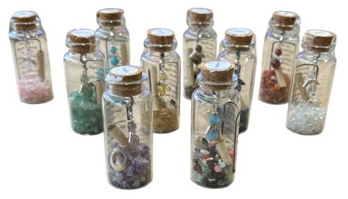 Engel in einer Glasflasche mit Naturstein, Muschel und einem Pergament mit Botschaft