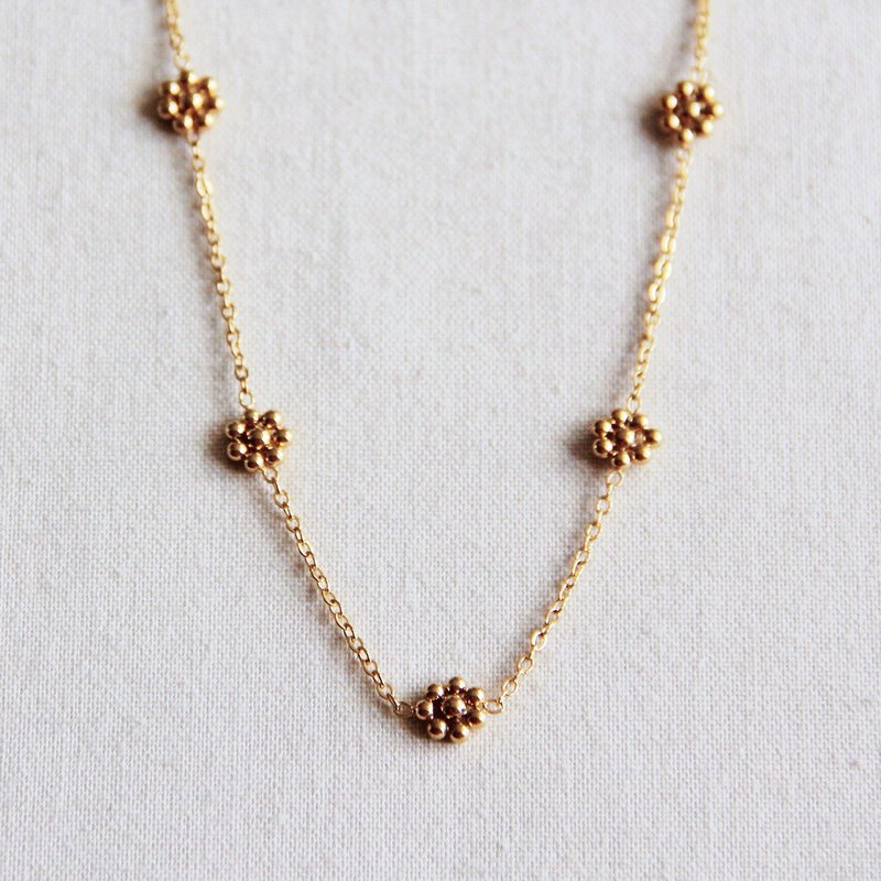 Stainless steel fine daisy flower necklace - gold