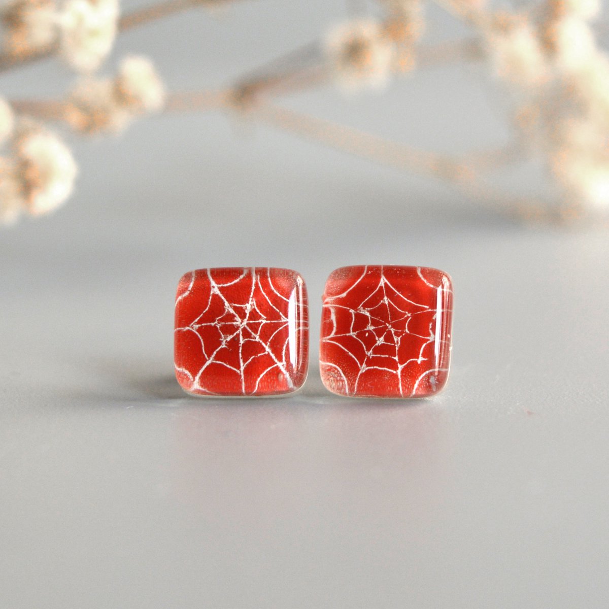 Lindos pendientes de tela de araña, color rojo, tachuelas de vidrio y plata de primera ley