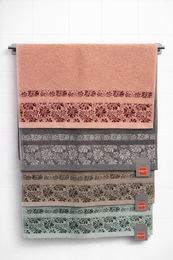 Asciugamani collezione "Daisy" con bordo floreale - cotone 500 g/m²