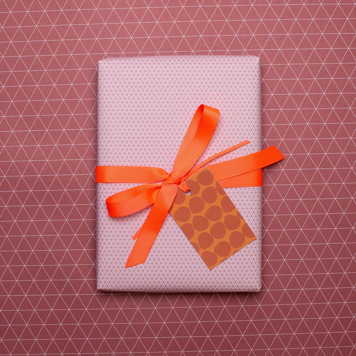 Red inpakpapier Triangles - Grafisch inpakpapier roze rood, perfect voor geschenken voor Moederdag, als een verpakking voor Valentijnsdaggeschenken of neutraal inpakpapier voor vrouwen.
